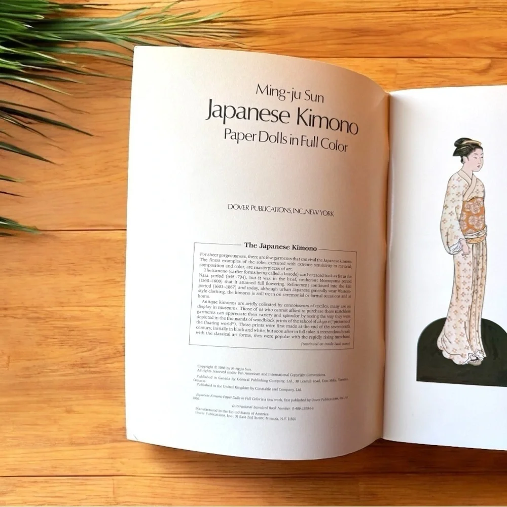 Kabuki Costumes Paper Dolls by Ming-Ju Sun - Dover Publications (1996)